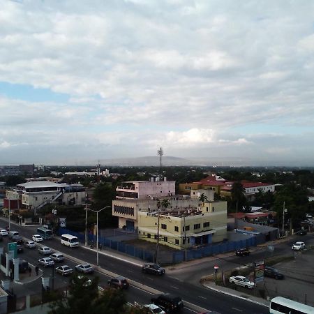 Ferienwohnung Nice Oakwood Constant Spring Rd Apt Kingston Exterior foto