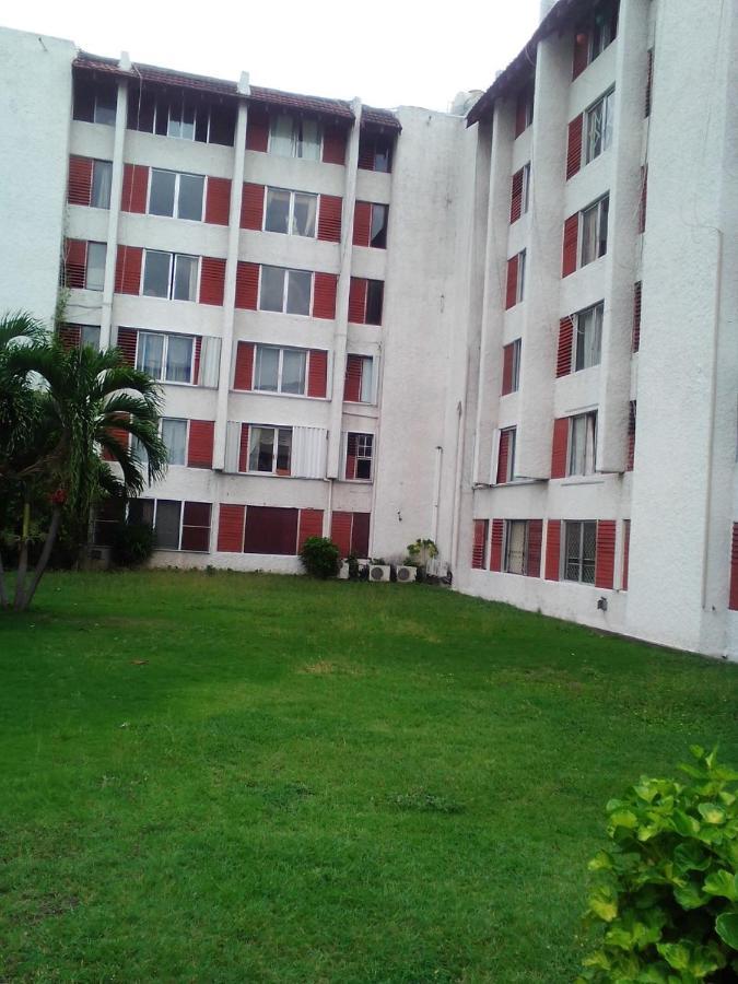 Ferienwohnung Nice Oakwood Constant Spring Rd Apt Kingston Exterior foto